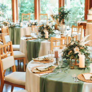 緑のクロスでナチュラルな雰囲気に。テーブルには装花やキャンドルなど|VILLA de ESPOIR  ～エスポワール～の写真(56634537)