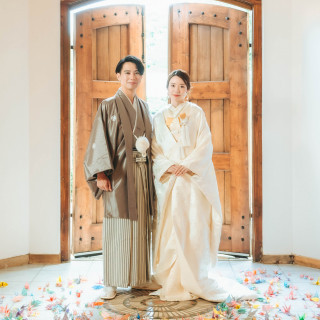 白無垢や色打掛、紋付と和装各種ございます。前撮りやお色直し、神前仏前に対応可能です。文金高島田のかつらも◎