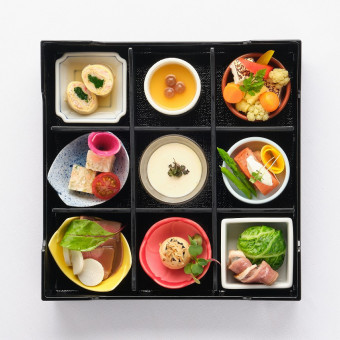 築地直送の鮮魚や有機野菜をふんだんに使用した彩り鮮やかなお料理はゲストにも大好評!