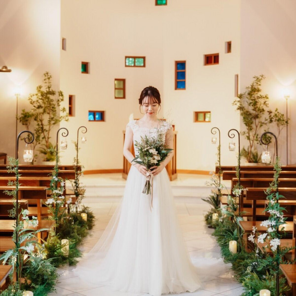 木の温もり溢れる天井高い独立型チャペル