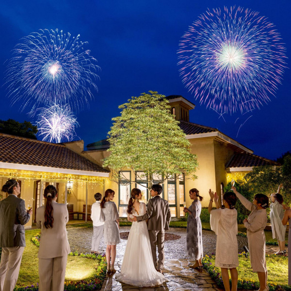 披露宴のフィナーレを飾る打ち上げ花火＊ゲストへのサプライズとして人気の演出です