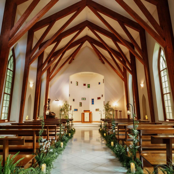 80名着席可能なチャペルはスロープ付きのバリアフリー設計なのでお子様もお年寄りも安心！