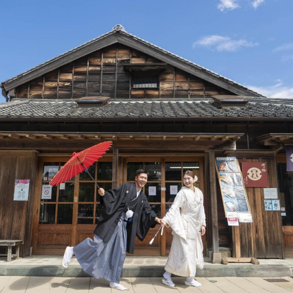 小野川沿いには土蔵造りの商家や町屋が軒を連ねています