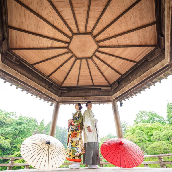 東屋の六角形の屋根