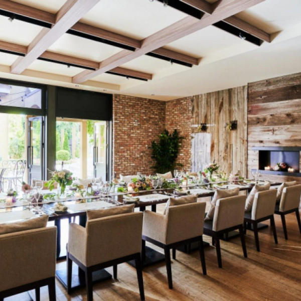 自然光差し込む会場でゆったりしたご会食