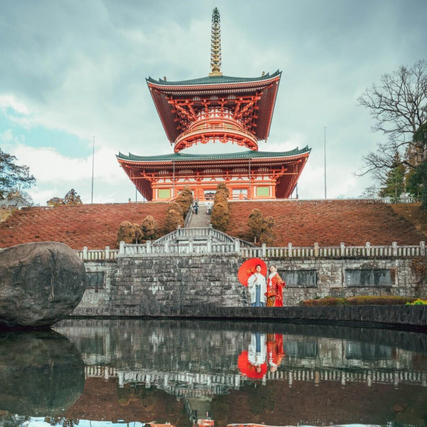 1984年に建立された成田山平和大塔をバックに