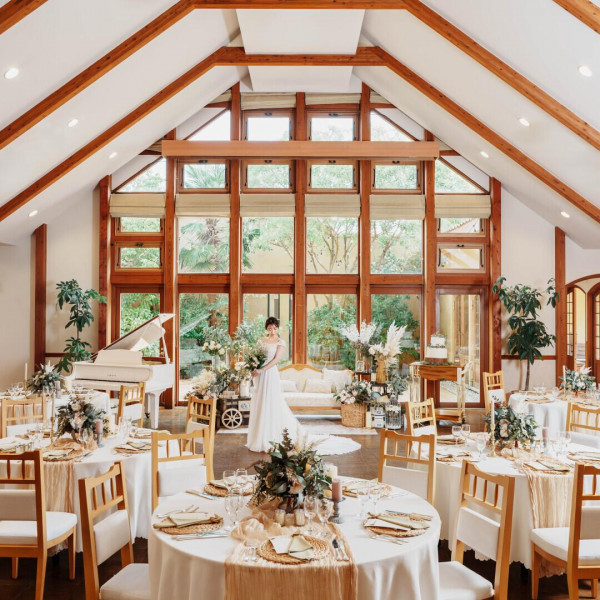 天井高い開放感溢れるメインバンケットは最大150名着席可能＊