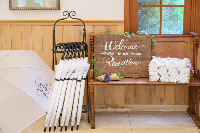 雨が降っても安心、傘とタオル完備しております