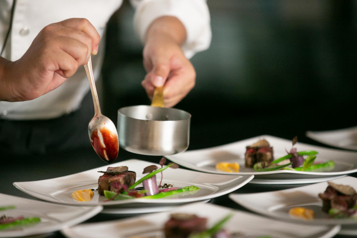 オープンキッチンから出来立てのお料理を提供します