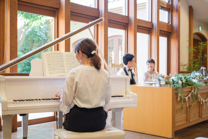 白いグランドピアノ完備、心に響くピアノの生演奏が彩る特別なひとときを楽しんでいただけます。