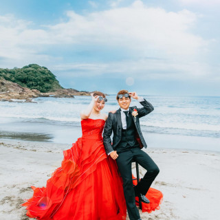カラードレス（レッド）×タキシード×海