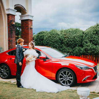 ウェディングドレス×タキシード×車
