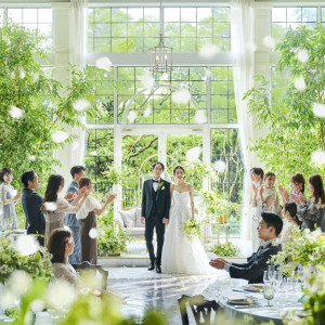 降灰も気にせず演出や撮影が可能、全天候対応の室内ガーデン|ベイサイド迎賓館（鹿児島）/テイクアンドギヴ・ニーズウェディングの写真(53944585)