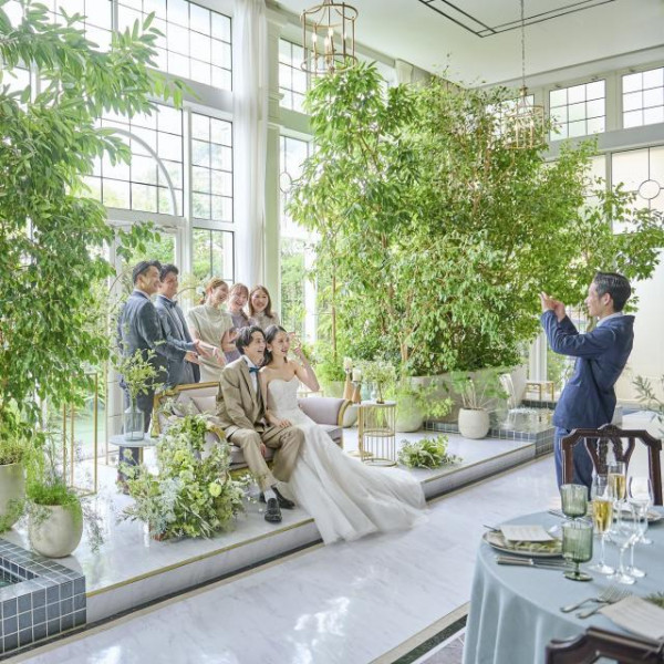 開放的なプライベートガーデン付き純白の邸宅