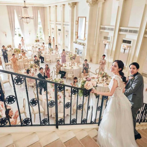 開放的なプライベートガーデン付き純白の邸宅