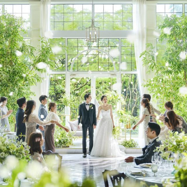 全天候型室内ガーデンとオープンキッチン付き邸宅