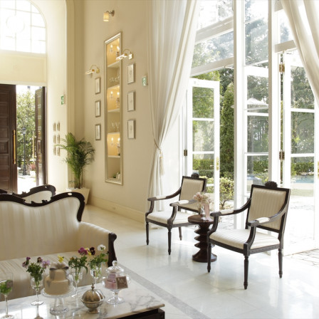 ロビーの中心に色鮮やかなお花を飾って、華やかさを演出|ニーズ鹿児島 by T&G WEDDING(旧 ベイサイド迎賓館 鹿児島)の写真(469325)