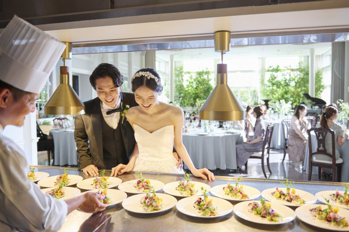 シェフの実演ではお肉や魚、ソースの香ばしい香りが会場中に広がりゲストの食欲をかきたてます。