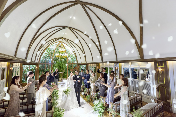 花嫁の歩みに合わせて光る《光のバージンロード》とともに厳かな挙式が叶う神聖な空間