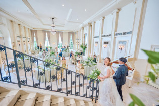 憧れのシンデレラ階段演出!|ガーデンヒルズ迎賓館(大宮)/テイクアンドギヴ・ニーズウェディングの写真(56316277)