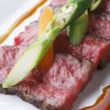 各地から厳選した新鮮食材を使ったこだわりの料理は、食通ゲストも満足の美食コース