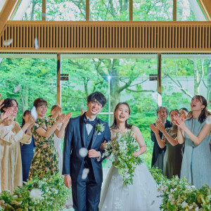 ヒノキでできた挙式会場はゲストの記憶にも鮮明に残る|ガーデンヒルズ迎賓館（大宮）/テイクアンドギヴ・ニーズウェディングの写真(56435159)