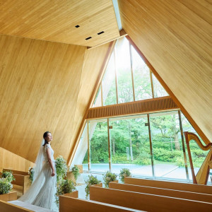 木漏れ日溢れる木のチャペル「TSUMUGU」|ガーデンヒルズ迎賓館（大宮）/テイクアンドギヴ・ニーズウェディングの写真(56435150)