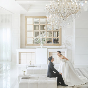 洗練された白と煌めくシャンデリアが織りなす、上品でありながら、寛げるラウンジや控室がゲストに好評|アニヴェルセル 長野の写真(54948934)