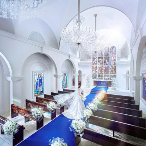 ロイヤルブルーのバージンロードが花嫁を美しく魅せる|アニヴェルセル 長野の写真(56298271)