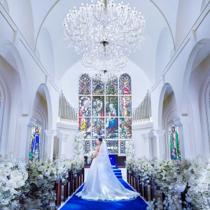 チャペルの扉が開くと、“永遠”を意味するロイヤルブルーのバージンロードが広がります|アニヴェルセル 長野の写真(54945005)