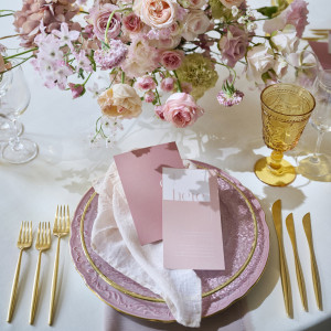 ＼白基調の会場だから／装花やドレスなど、どんな色でも合わせやすい！おふたり好みの会場にカスタムできる|アニヴェルセル 長野の写真(54954804)