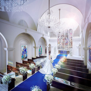 ロイヤルブルーのバージンロードが花嫁を美しく魅せる|アニヴェルセル 長野の写真(54955518)