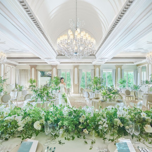 白基調のシンプルで上品さが特徴のパーティ会場。自然光あふれる空間。|アニヴェルセル 長野の写真(54956445)