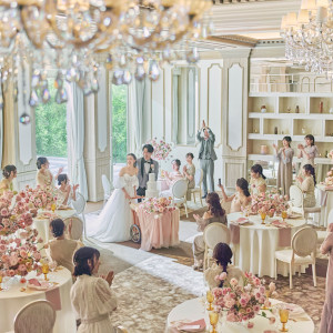 【ガーデン入場】自然光溢れる会場でガーデンから新郎新婦が入場！ゲストも一気にアットホームな雰囲気に|アニヴェルセル 長野の写真(54946686)