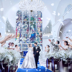 ゲストの拍手と祝福の言葉がおふたりにふりそそぎます。チャペル内は暖かな気持ちで一体に。|アニヴェルセル 長野の写真(56298132)