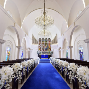 22M続くロイヤルブルーのバージンロードと11Mの天井高は、ウエディングドレスを引き立ててくれると話題120年以上の時を刻むステンドグラスが輝く独立型の教会|アニヴェルセル 長野の写真(38165183)