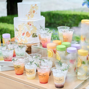 色とりどりのウェルカムドリンクでおもてなし♪おふたりのオリジナルドリンクもつくれる|アニヴェルセル 長野の写真(54947663)