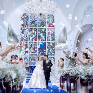 ゲストの拍手と祝福の言葉がおふたりにふりそそぎます。チャペル内は温かな気持ちで一体に。|アニヴェルセル 長野の写真(54955946)