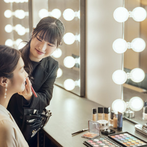 誰もがうらやむご新婦様になるために、プロスタッフがサポート!何でもご相談ください。色とりどりのメイクを使って夢の花嫁姿にしてくれる、おふたり専属の美容スタッフ。|アニヴェルセル 長野の写真(49611547)