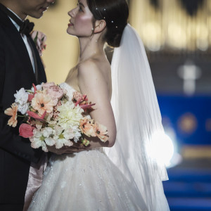 ロイヤルブルーのバージンロードが花嫁を美しく魅せる|アニヴェルセル 長野の写真(49612097)