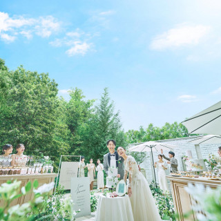 会場隣接のプライベートガーデンではゲストと一緒にウエルカムパーティでおもてなし