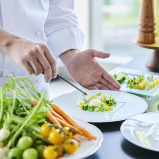 隣接のキッチンからシェフがゲストの方のタイミングに合わせて調理。