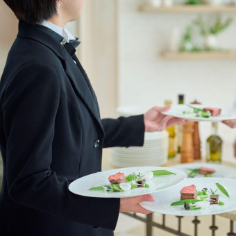 各テーブルごとにゲストサポート専門のサービススタッフを配置。最良のタイミングで提供が可能。