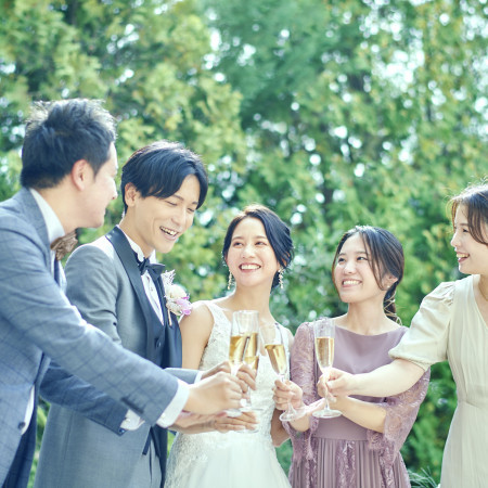 【プライベートガーデンでのウエルカムパーティ】色とりどりのドリンクをたくさん並べてゲストと一緒にパーティを楽しめる。写真撮影や会話をめいいっぱい楽しめるパーティが人気