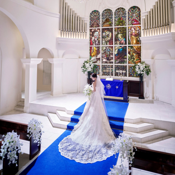 ドレスが映えるロイヤルブルーの大聖堂