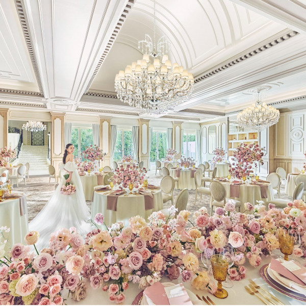 白基調の会場だから、春らしいコーディネートも合いやすい