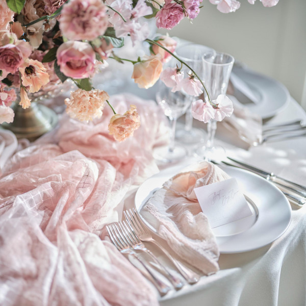 白基調の会場だから、春らしいコーディネートも合いやすい