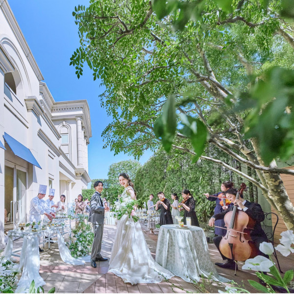 緑溢れる全天候型ガーデンで開放感あるパーティ