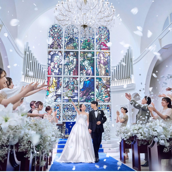 をのむほど美しいシャンデリアが見守る大聖堂はヨーロッパに息づく教会を思わせます