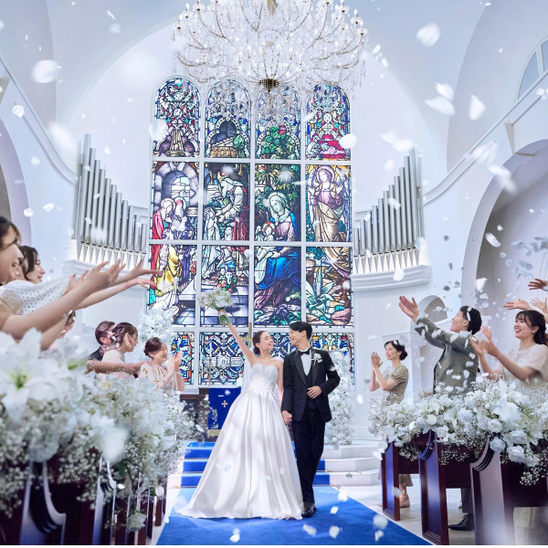 をのむほど美しいシャンデリアが見守る大聖堂はヨーロッパに息づく教会を思わせます